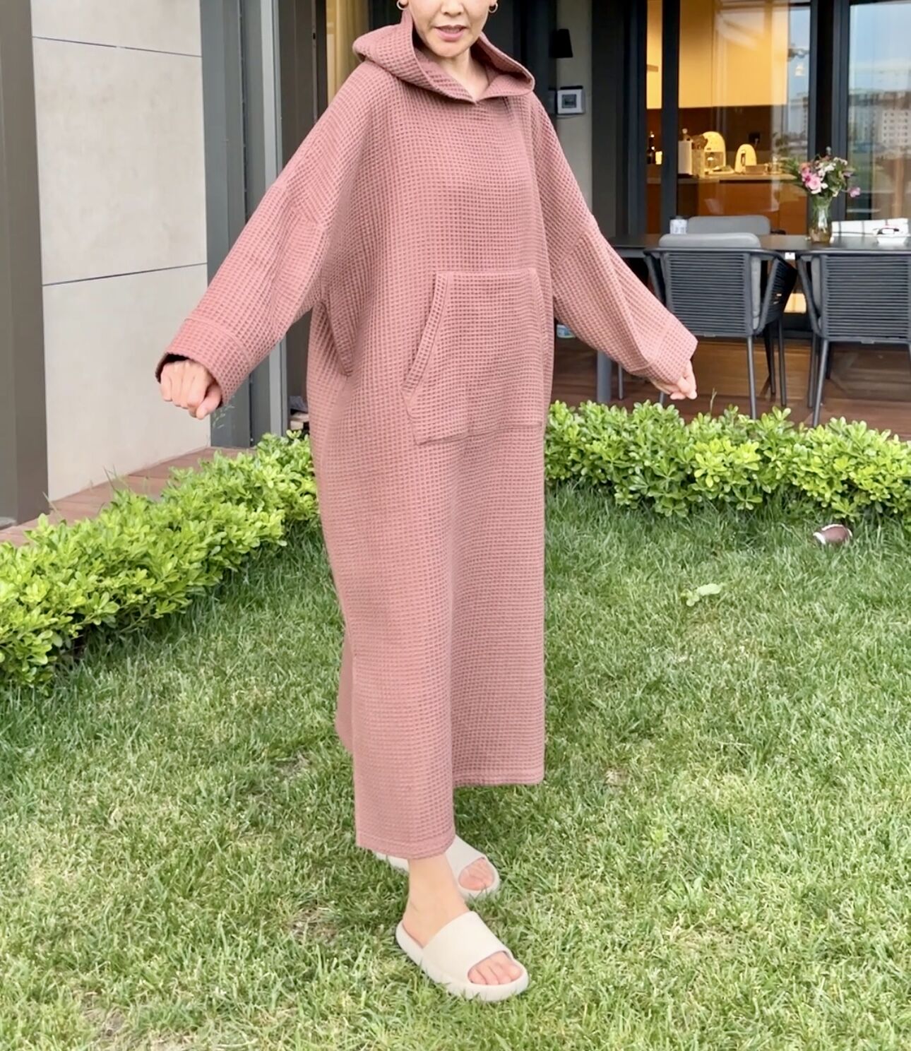 GİYİLEBİLİR WAFFLE KUMAŞ UZUN PLAJ HAVLUSU-BORNOZ