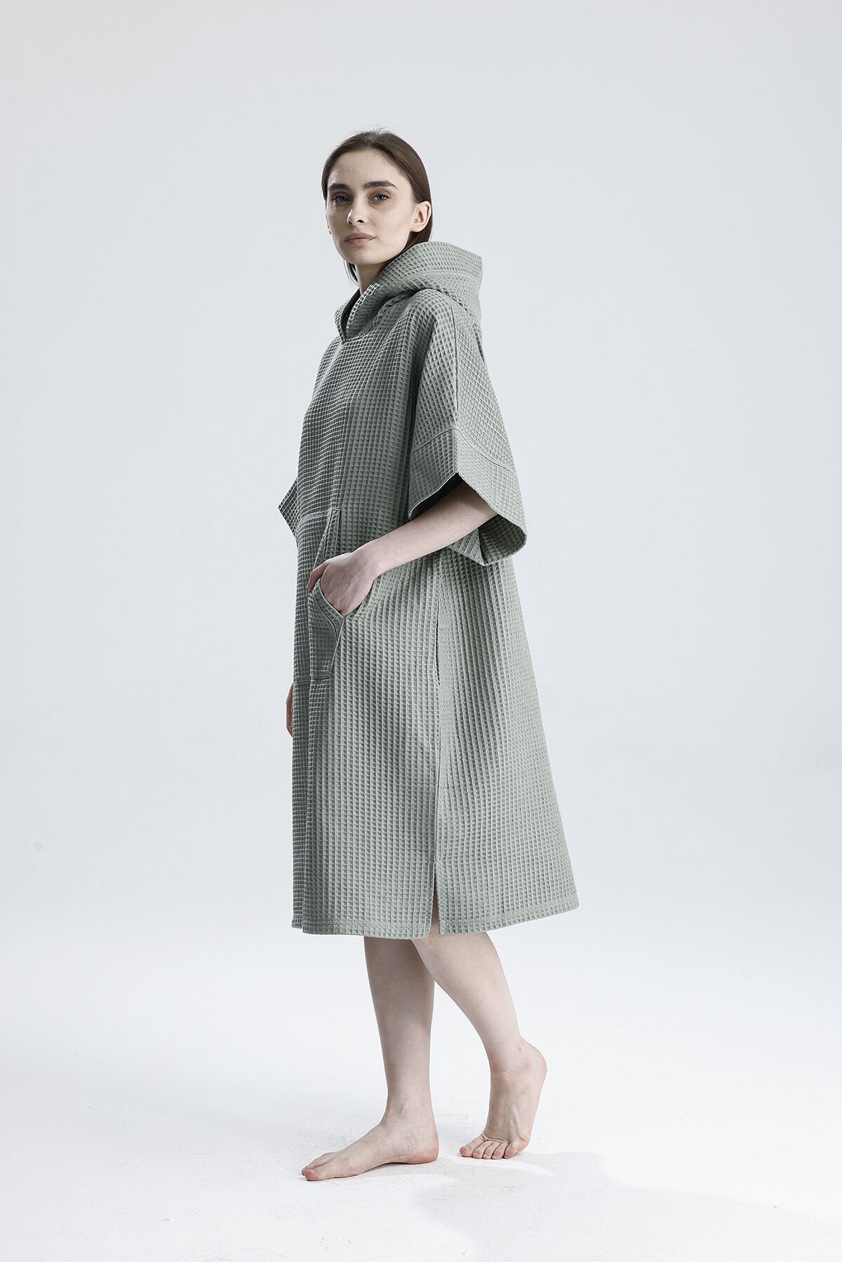 GİYİLEBİLİR YEŞİL KISA WAFFLE KUMAŞ BORNOZ