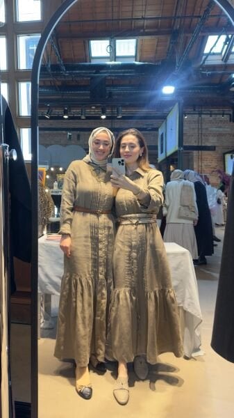 KETEN NERVÜRLÜ KOYU BEJ ELBİSE