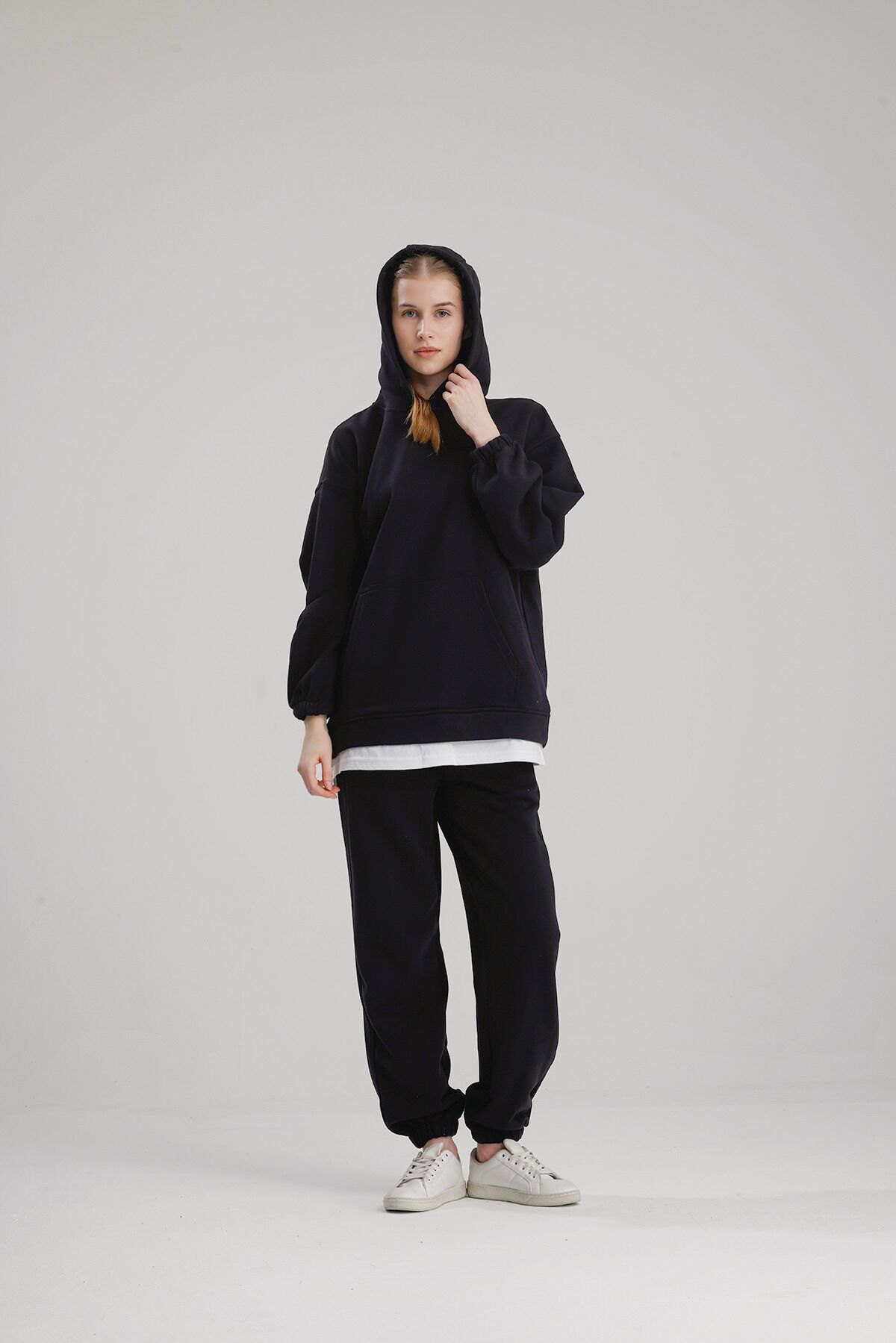 KAPÜŞONLU SİYAH EŞOFMAN TAKIMI