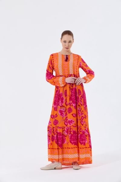 TURUNCU DESENLİ ELBİSE