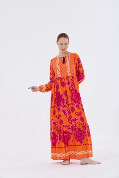 TURUNCU DESENLİ ELBİSE